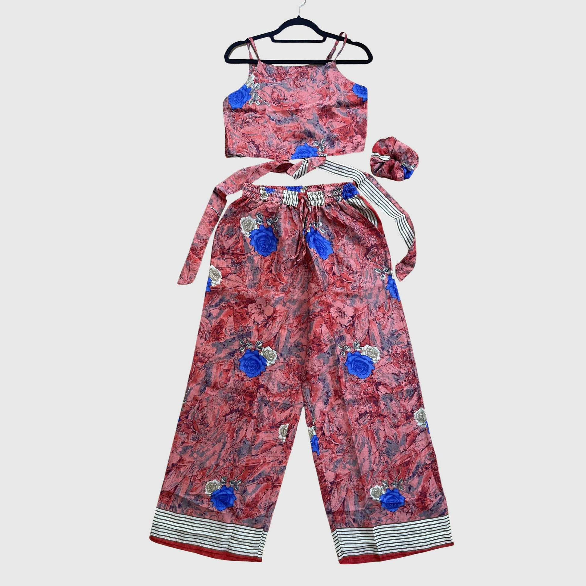 Upcycled Set aus Wickeltop und Palazzo-Hose aus Sari-Stoff in Rot, Vorderansicht