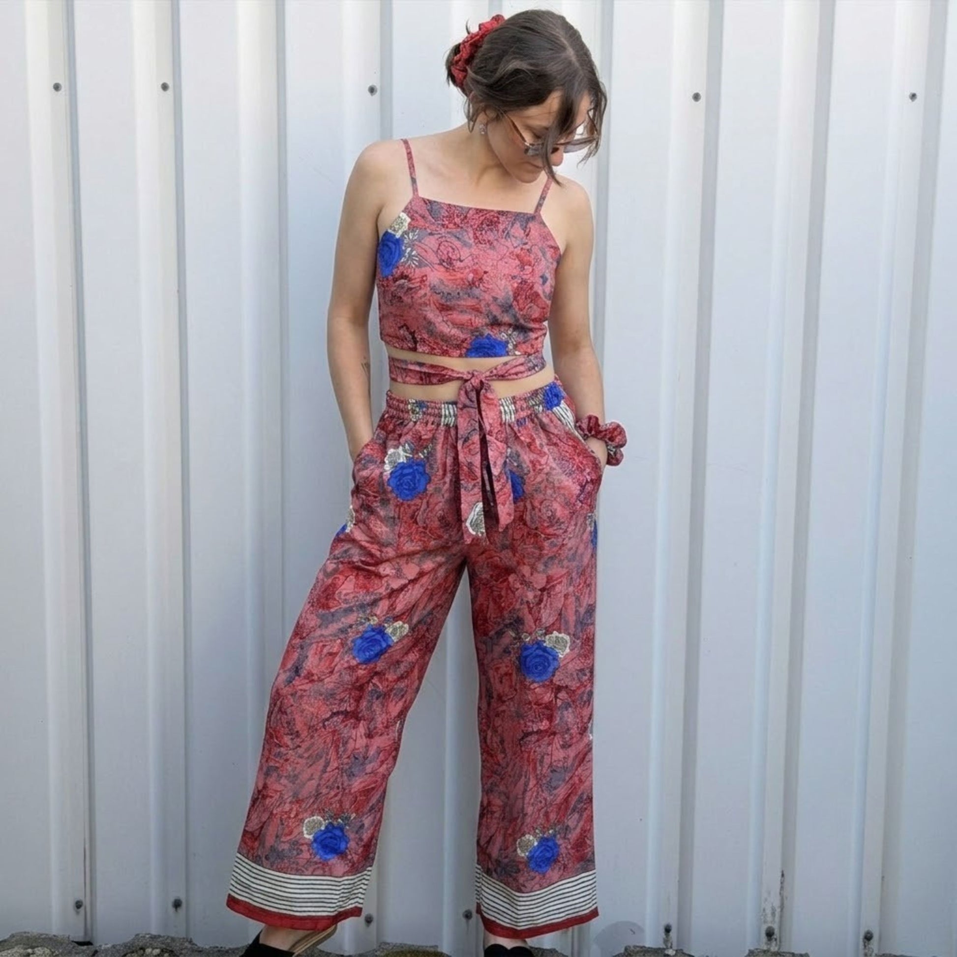 Model trägt Upcycled Set aus Wickeltop und Palazzo-Hose aus Sari-Stoff in Rot