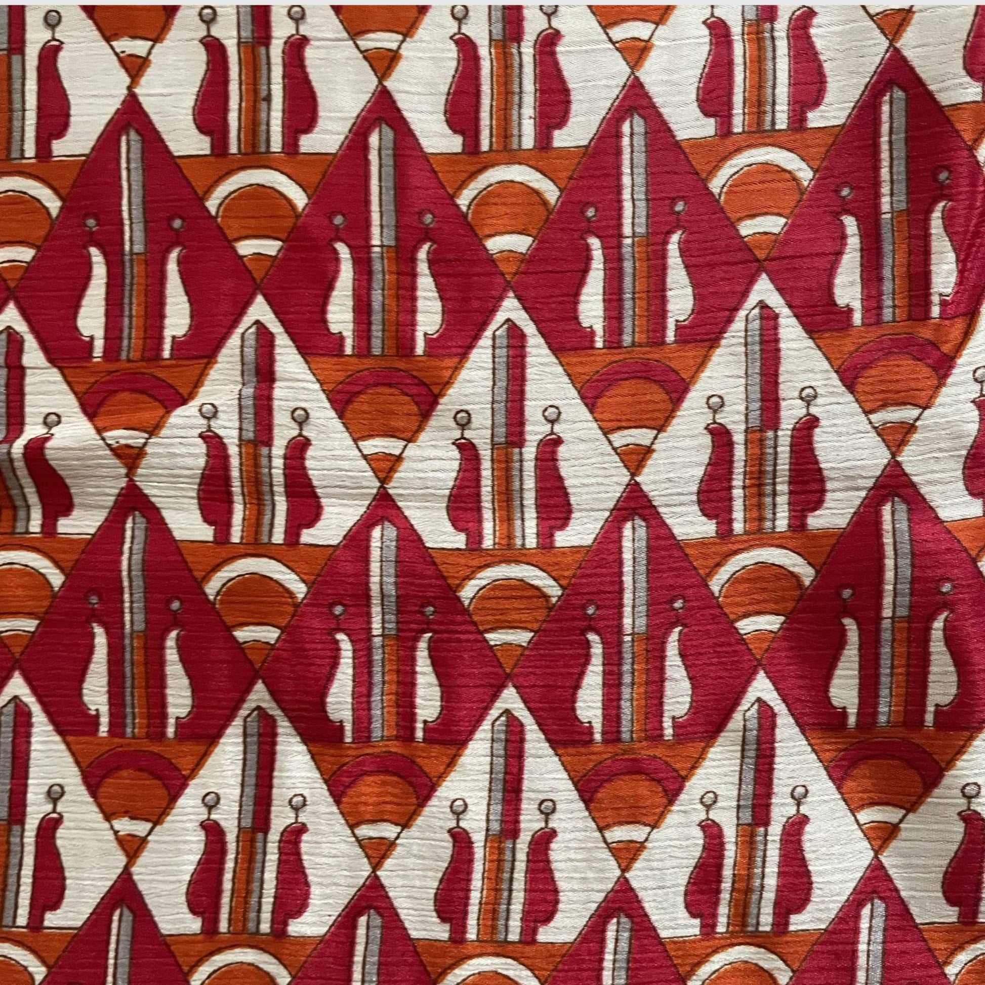 Stoffdetail: upcycelter Sari-Stoff in Rot