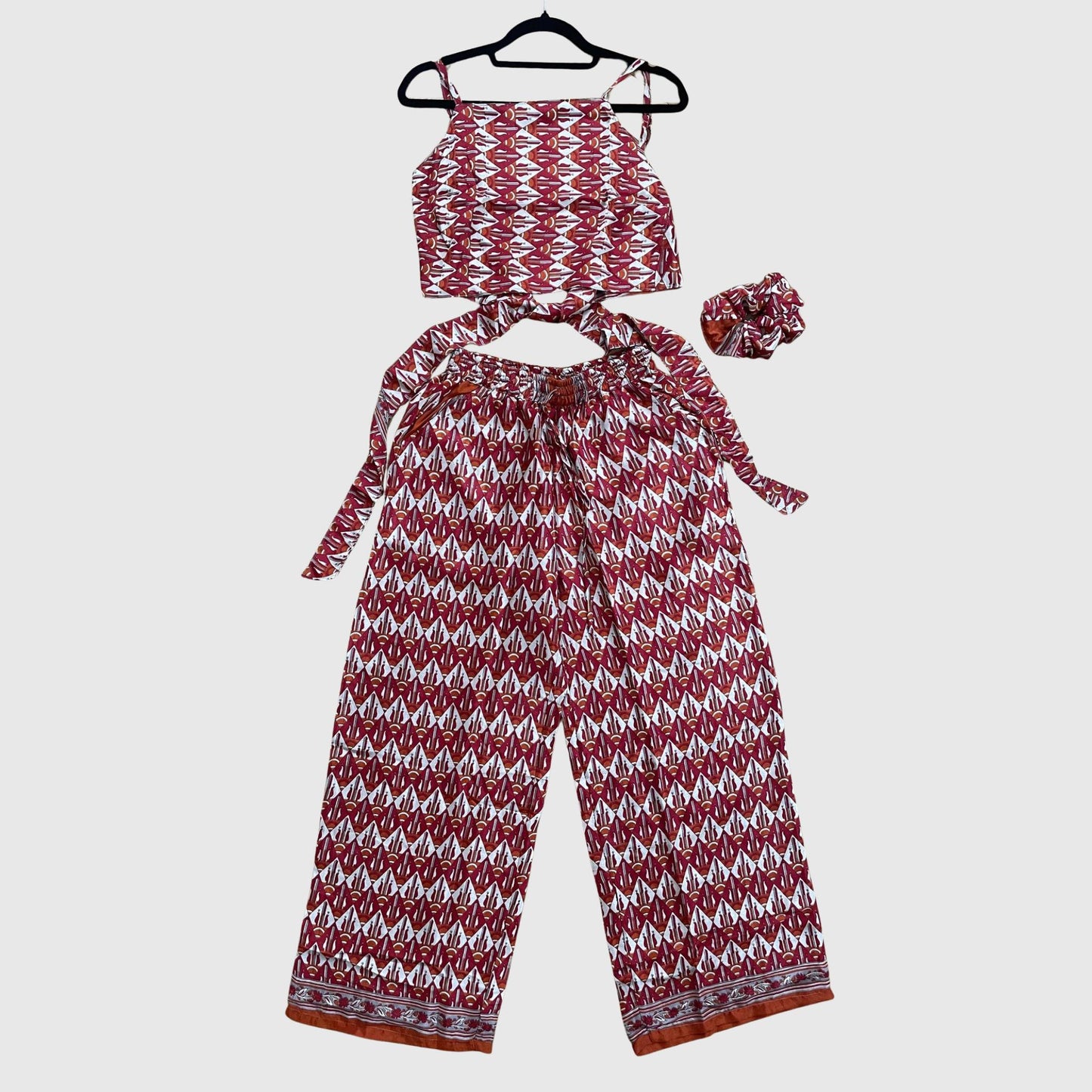 Upcycled Set aus Wickeltop und Palazzo-Hose aus Sari-Stoff in Rot, Vorderansicht