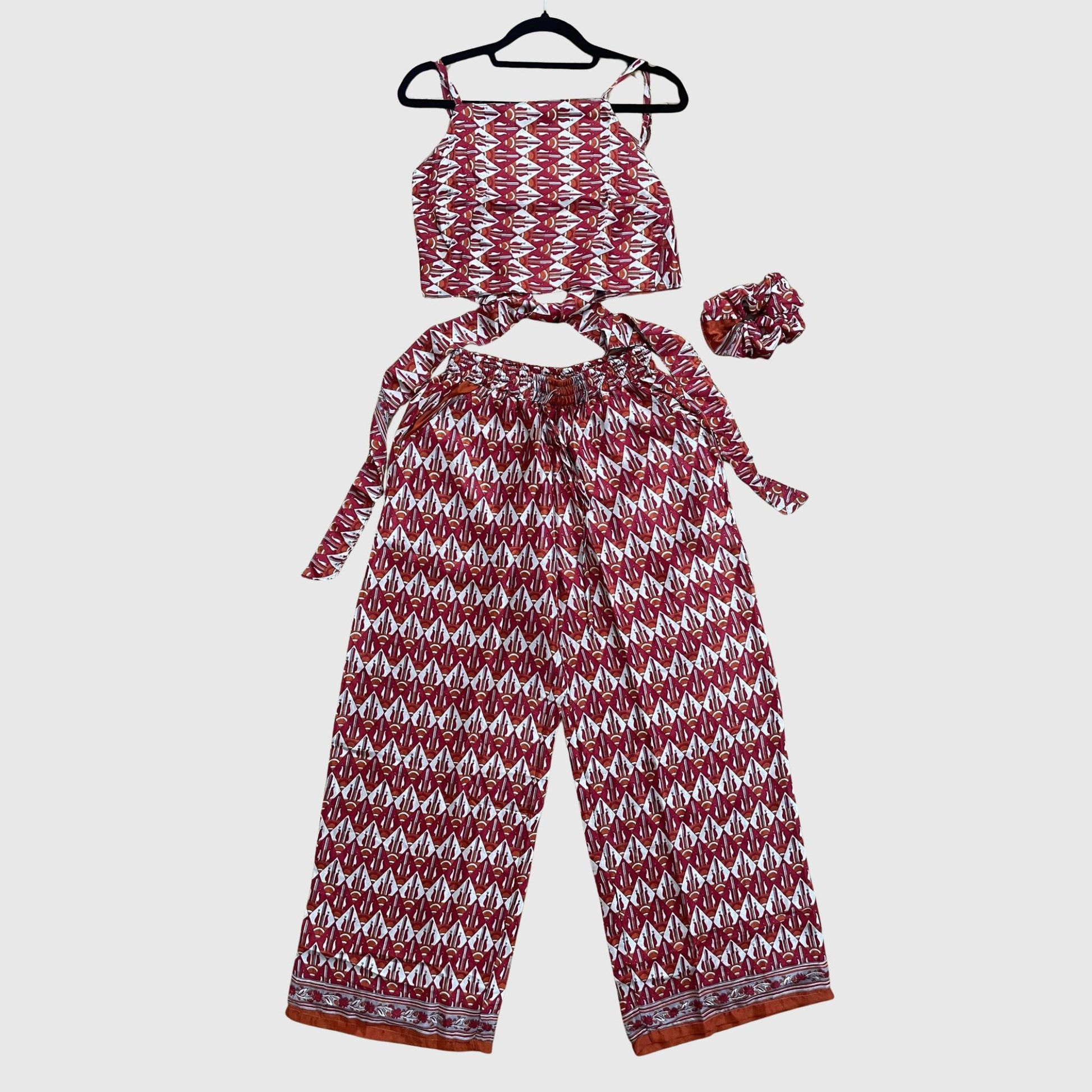 Upcycled Set aus Wickeltop und Palazzo-Hose aus Sari-Stoff in Rot, Vorderansicht