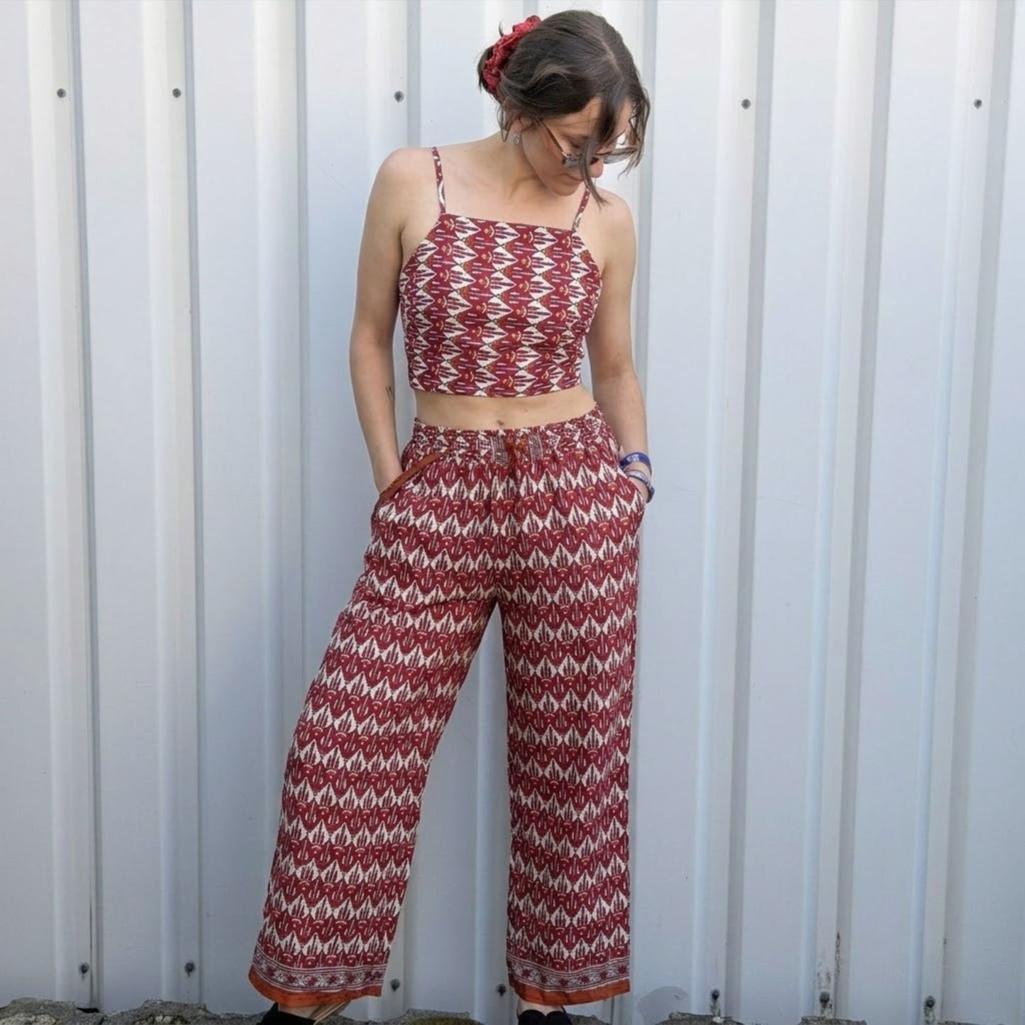 Model trägt Upcycled Set aus Wickeltop und Palazzo-Hose aus Sari-Stoff in Rot