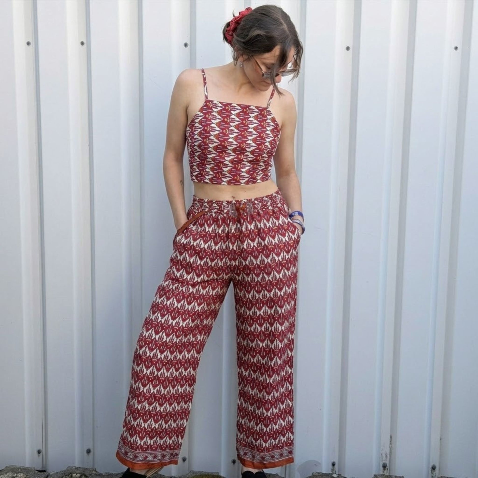 Model trägt Upcycled Set aus Wickeltop und Palazzo-Hose aus Sari-Stoff in Rot