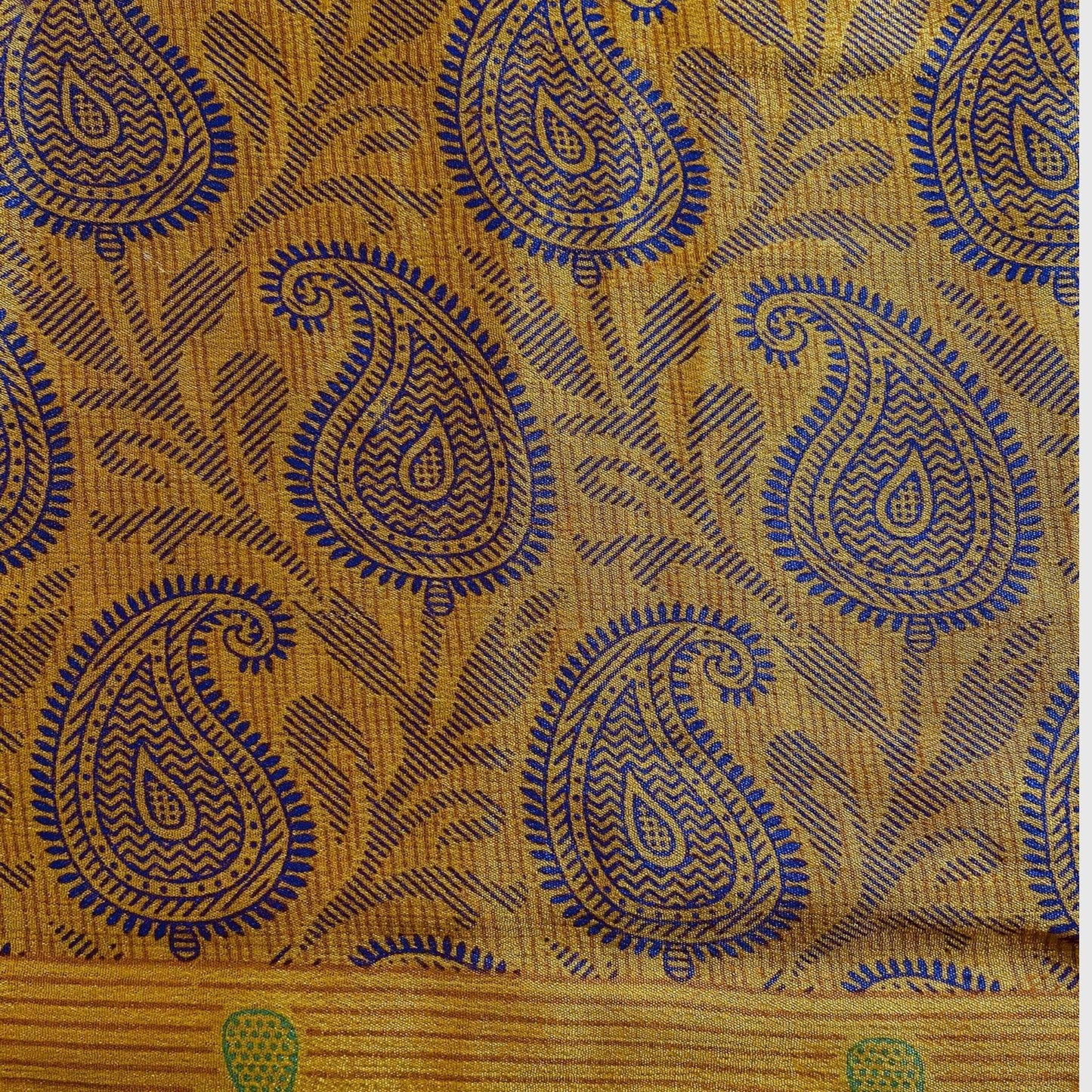 Stoffdetail: upcycelter Sari-Stoff in Gelb