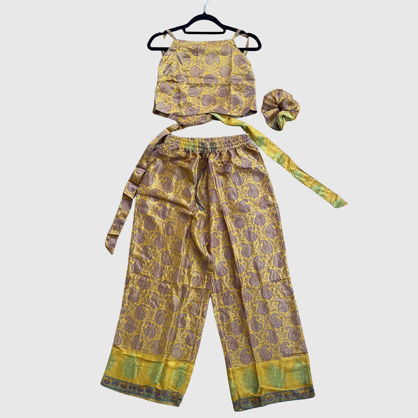 Upcycled Set aus Wickeltop und Palazzo-Hose aus Sari-Stoff in Gelb, Vorderansicht
