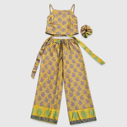 Upcycled Set aus Wickeltop und Palazzo-Hose aus Sari-Stoff in Gelb, Vorderansicht