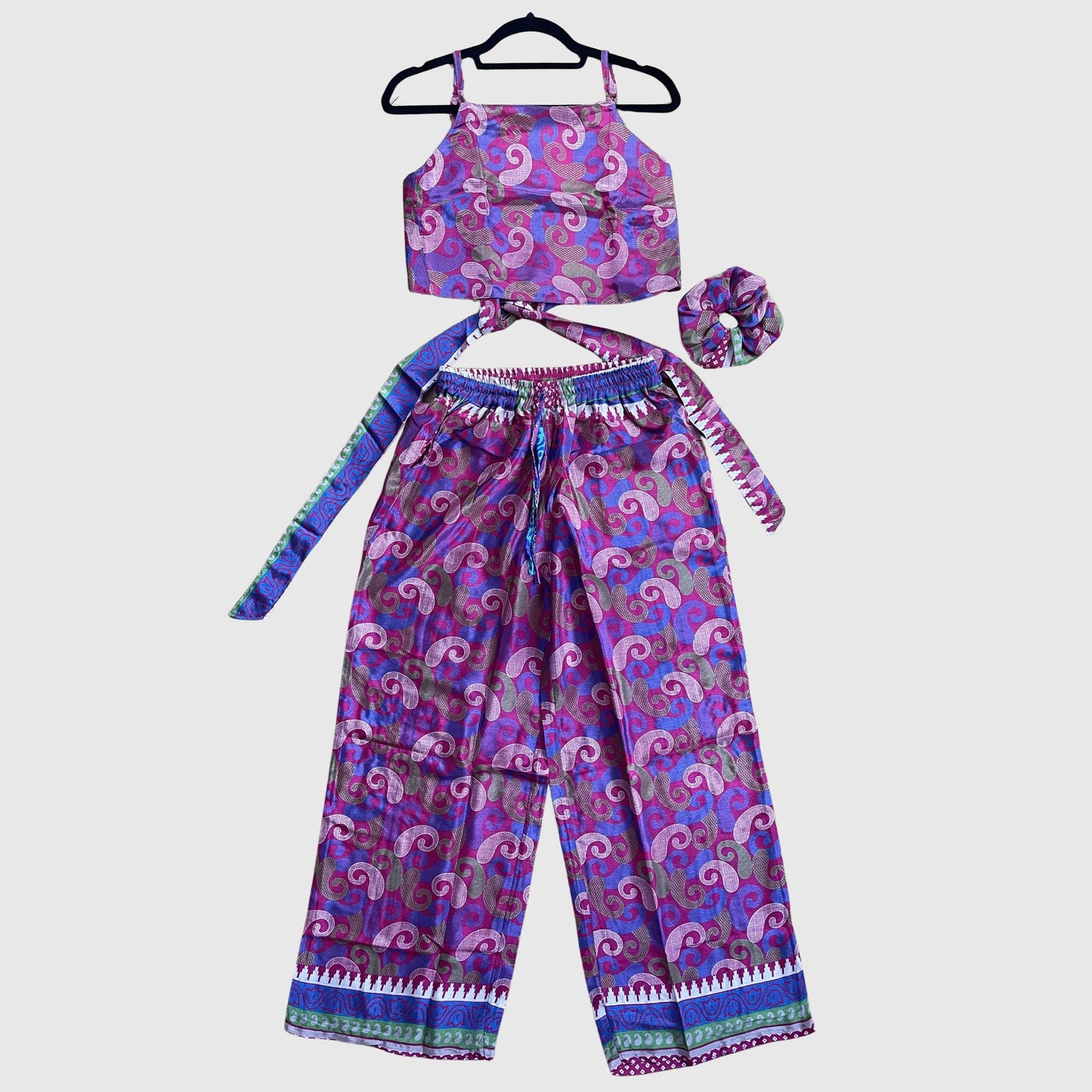 Upcycled Set aus Wickeltop und Palazzo-Hose aus Sari-Stoff in Pink, Vorderansicht