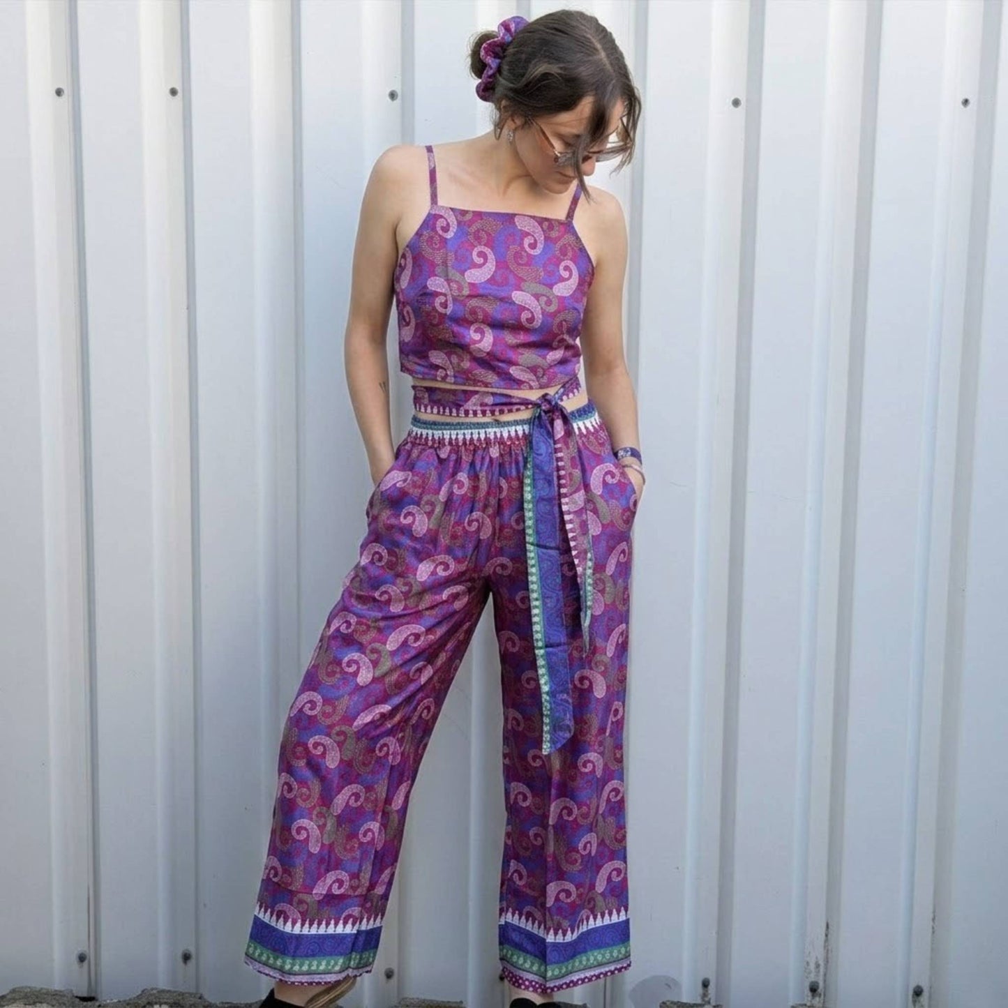 Model trägt Upcycled Set aus Wickeltop und Palazzo-Hose aus Sari-Stoff in Pink