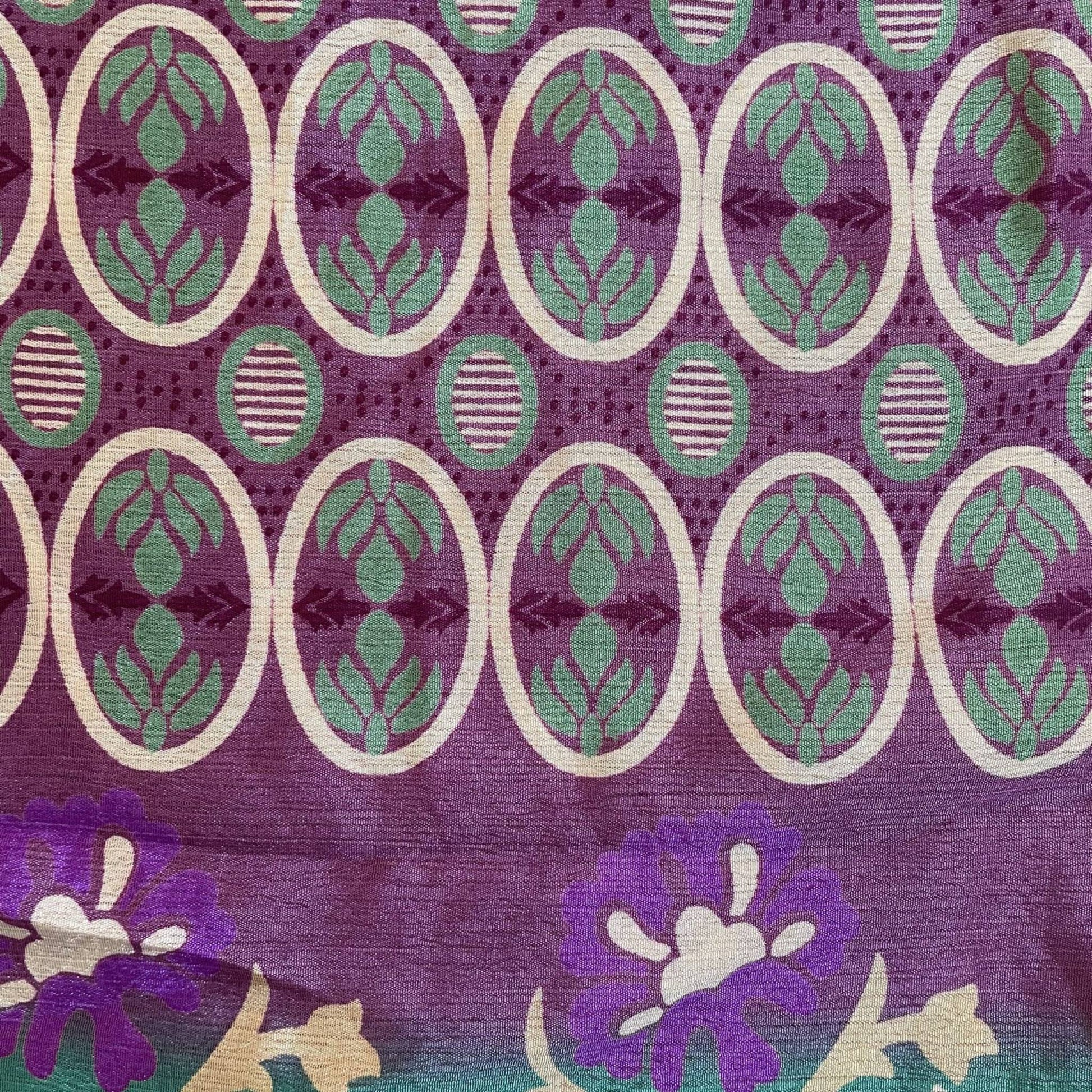 Stoffdetail: upcycelter Sari-Stoff in Lila