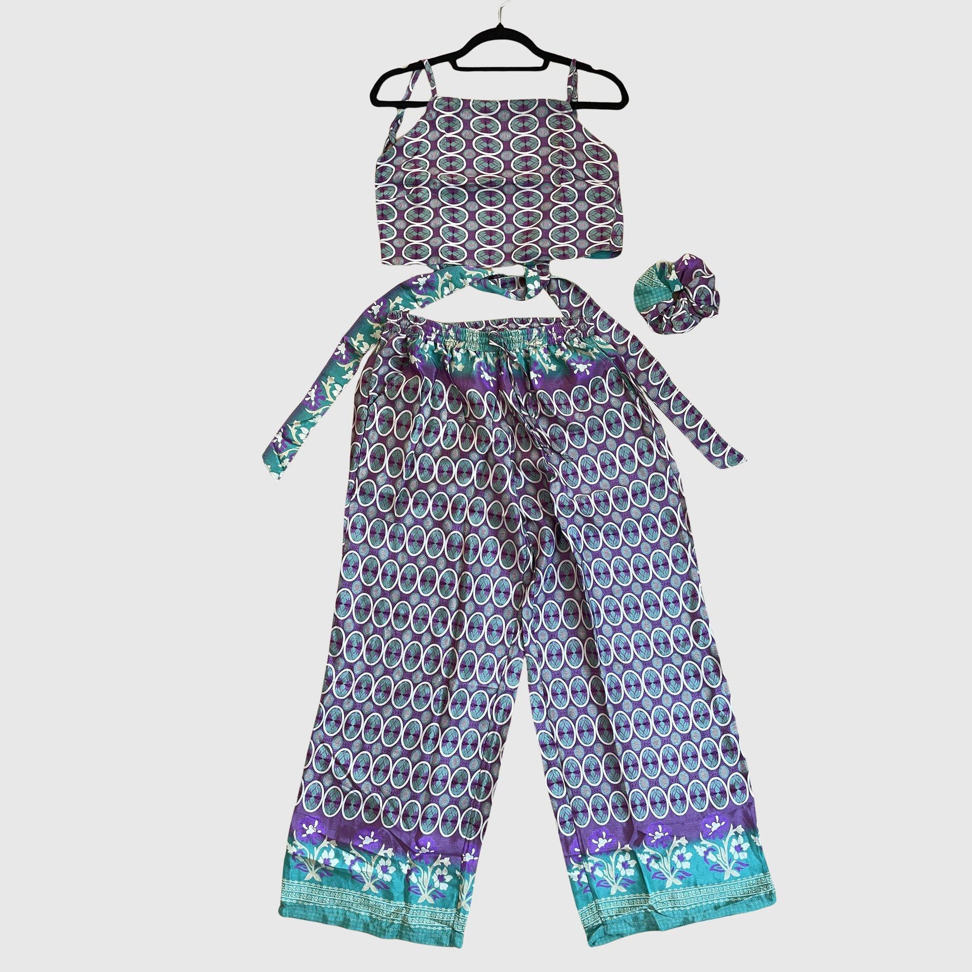 Upcycled Set aus Wickeltop und Palazzo-Hose aus Sari-Stoff in Lila, Vorderansicht