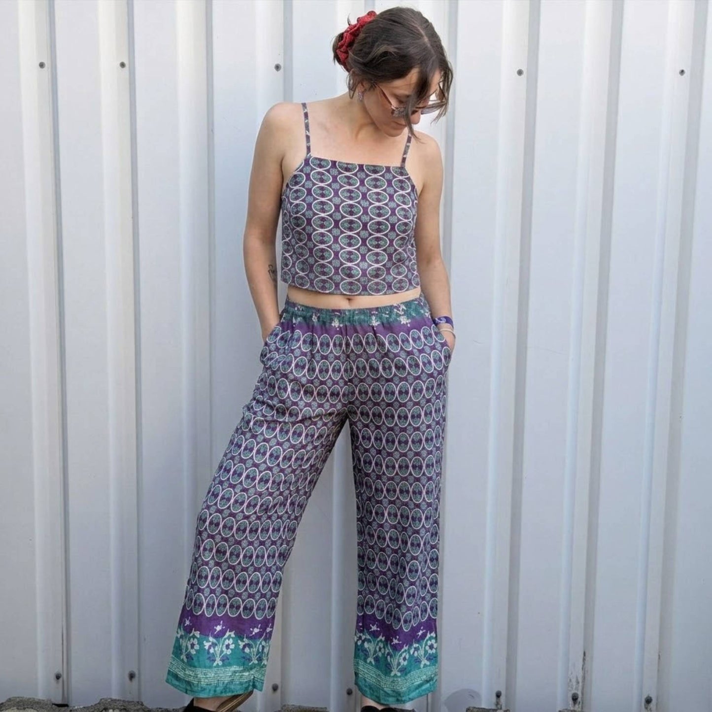 Model trägt Upcycled Set aus Wickeltop und Palazzo-Hose aus Sari-Stoff in Lila