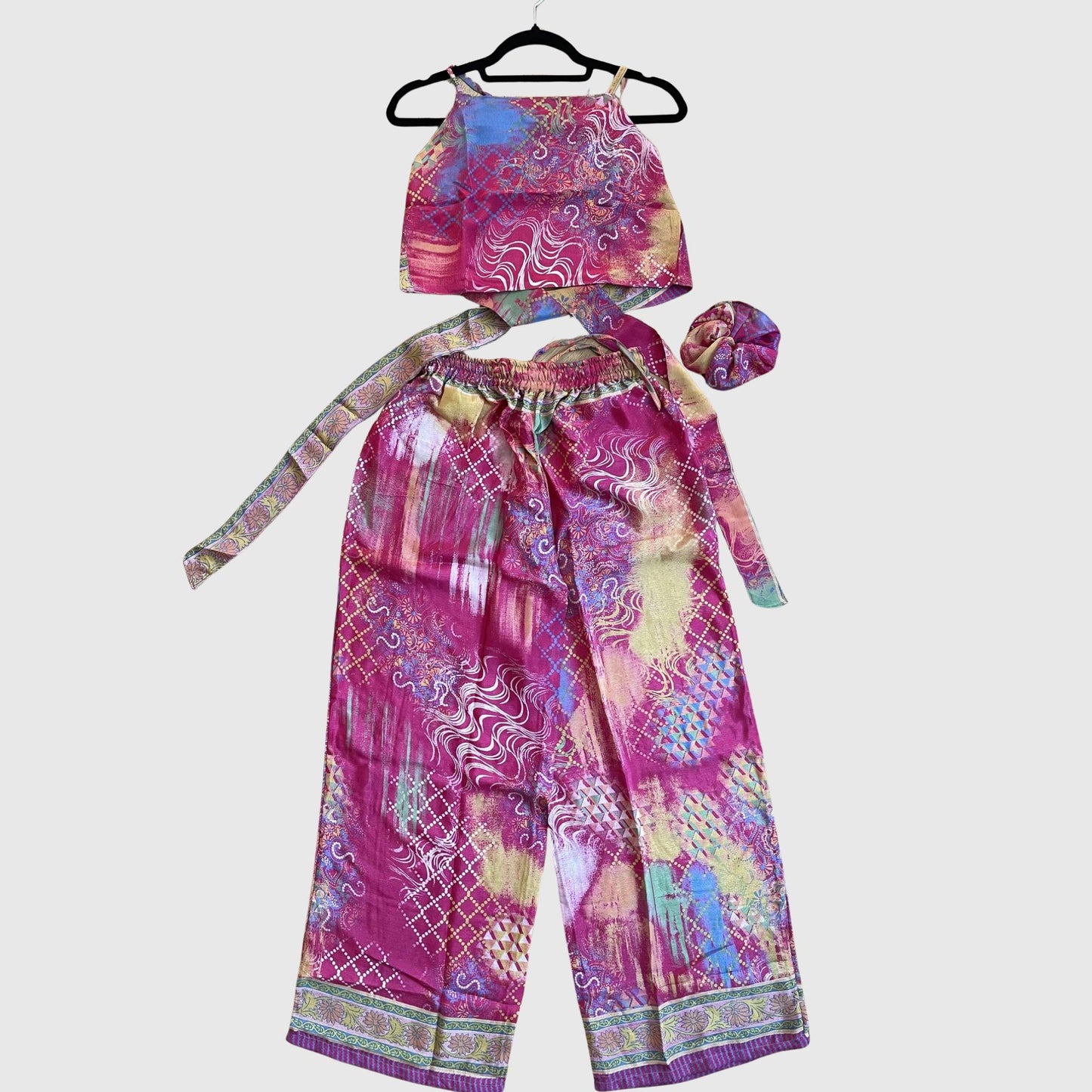 Upcycled Set aus Wickeltop und Palazzo-Hose aus Sari-Stoff in Pink, Vorderansicht