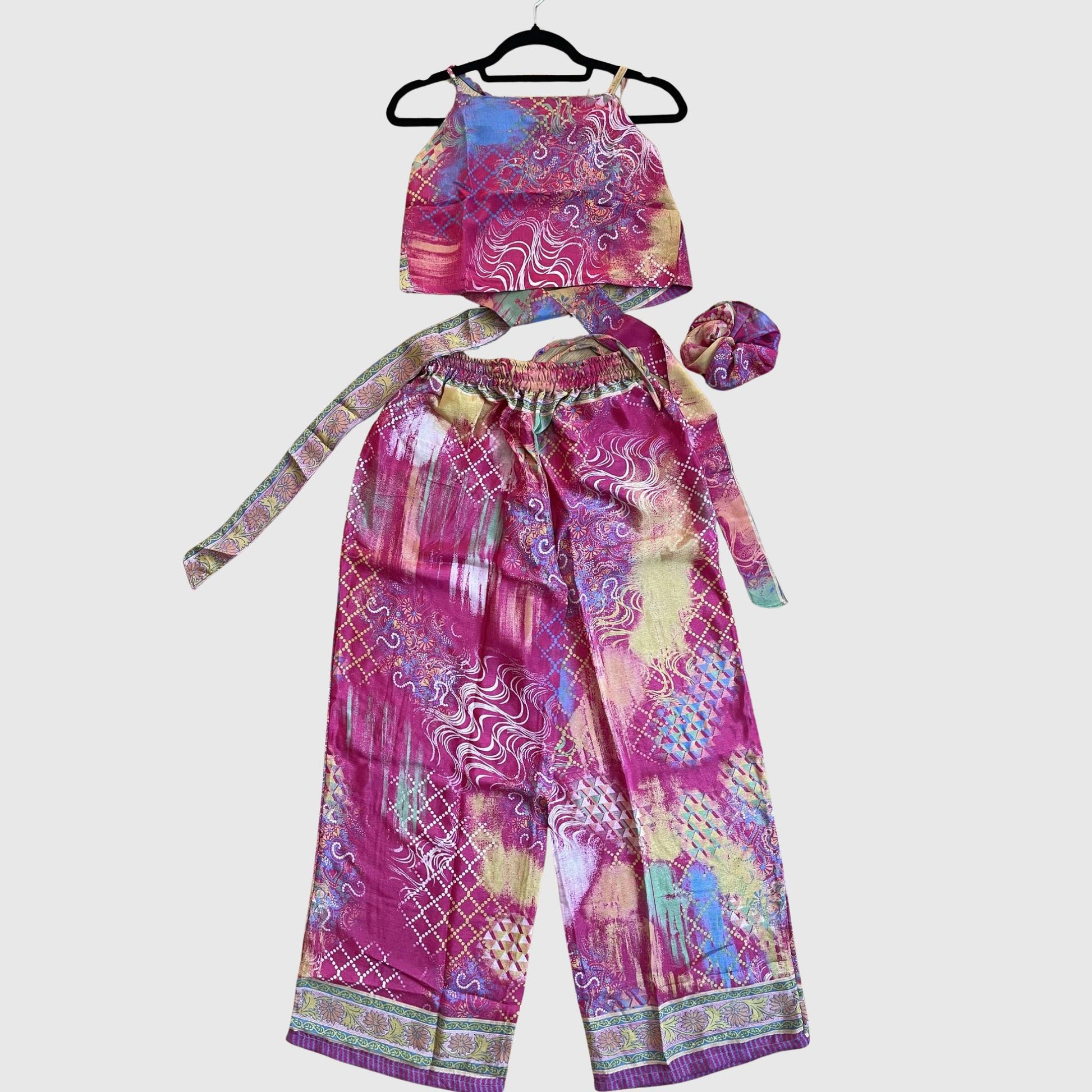 Upcycled Set aus Wickeltop und Palazzo-Hose aus Sari-Stoff in Pink, Vorderansicht
