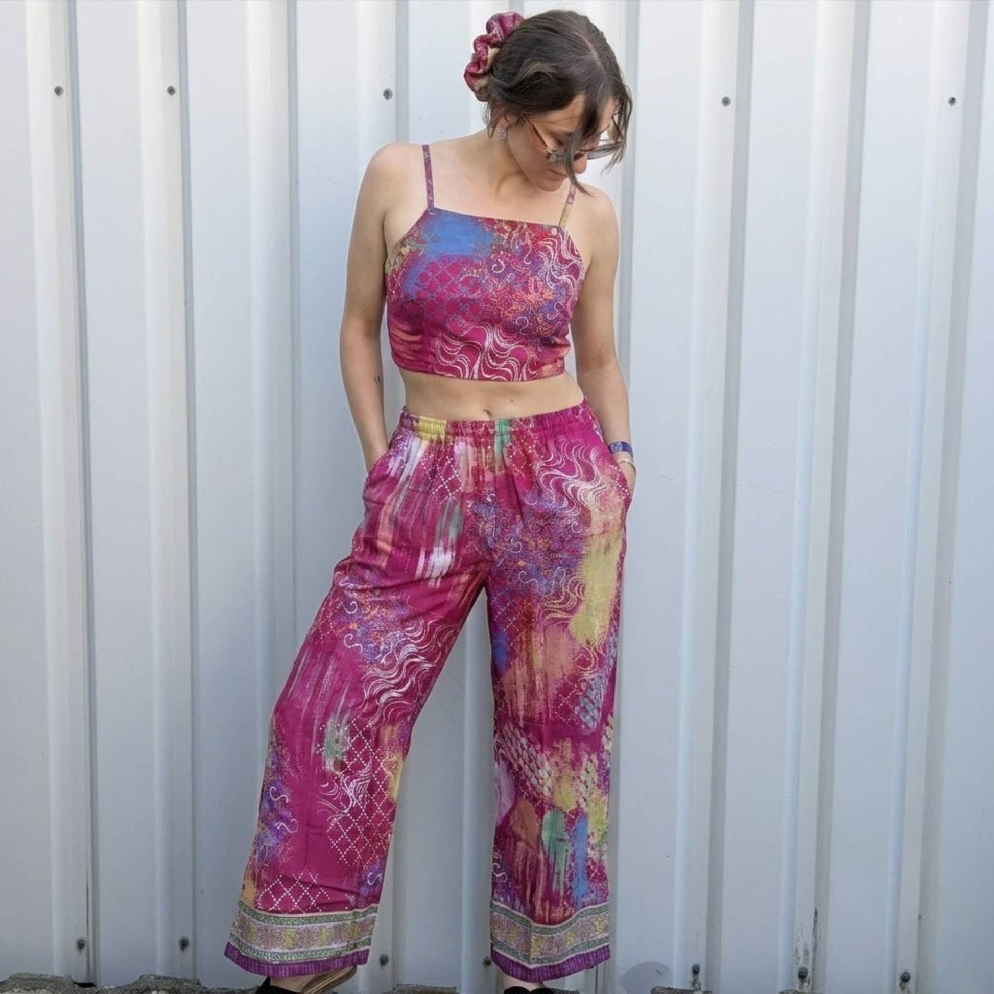 Model trägt Upcycled Set aus Wickeltop und Palazzo-Hose aus Sari-Stoff in Pink