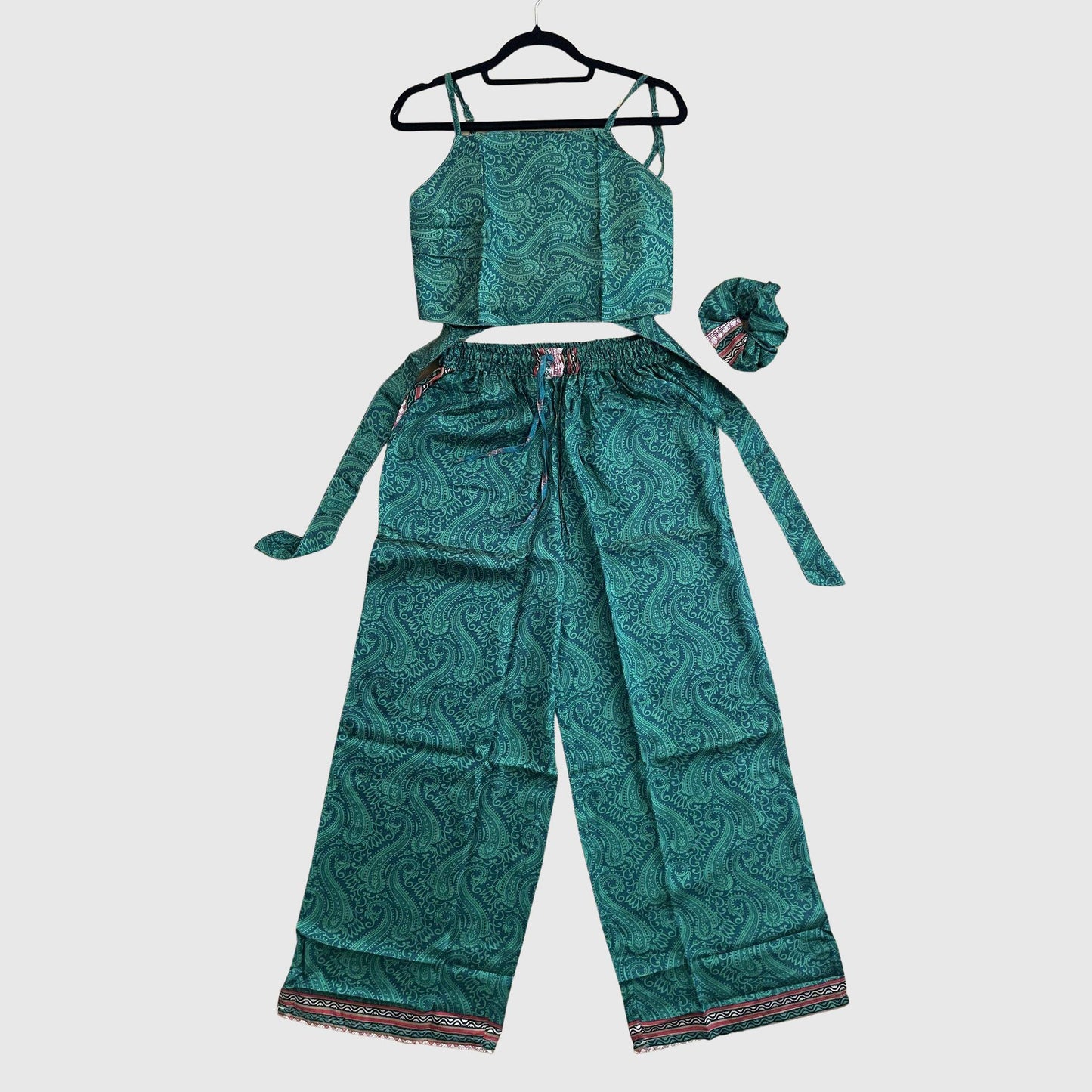 Upcycled Set aus Wickeltop und Palazzo-Hose aus Sari-Stoff in Grün, Vorderansicht