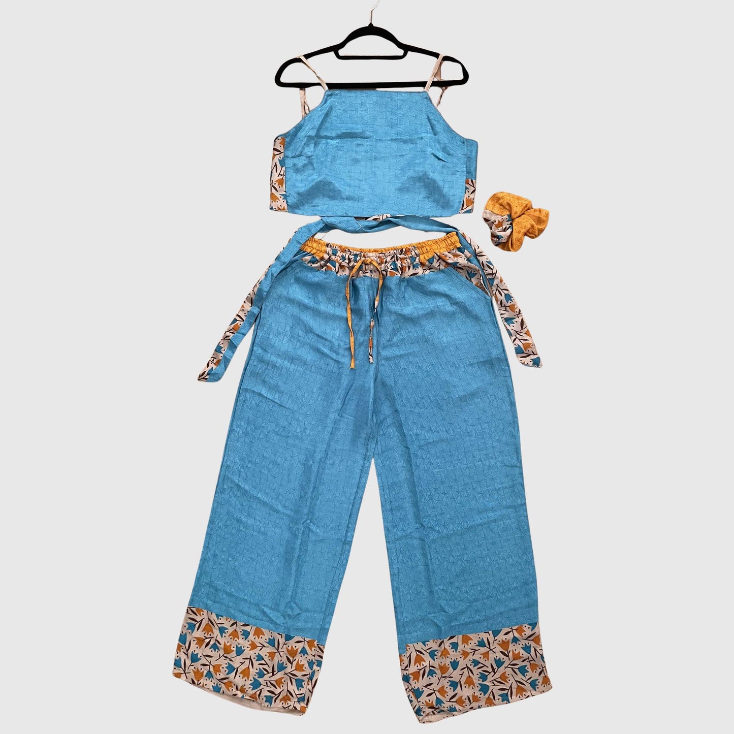 Upcycled Set aus Wickeltop und Palazzo-Hose aus Sari-Stoff in Türkis, Vorderansicht
