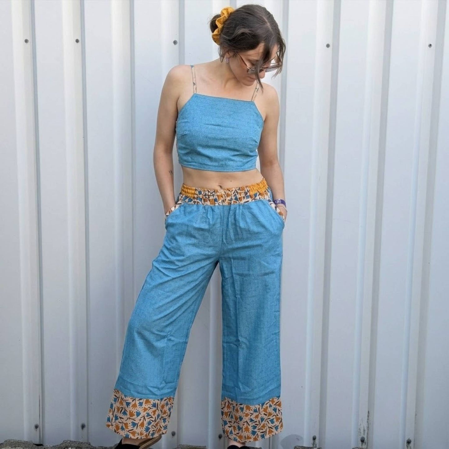 Model trägt Upcycled Set aus Wickeltop und Palazzo-Hose aus Sari-Stoff in Türkis