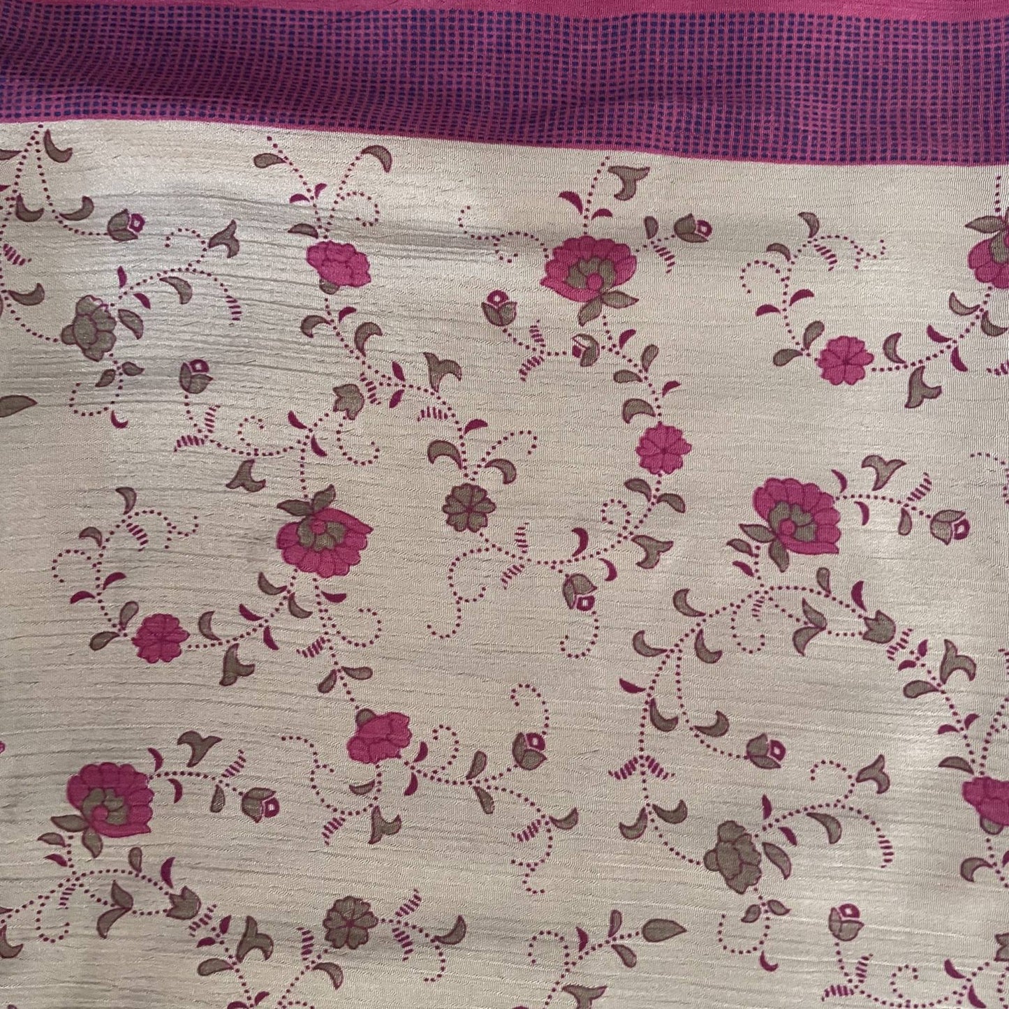 Stoffdetail: upcycelter Sari-Stoff in Rosa