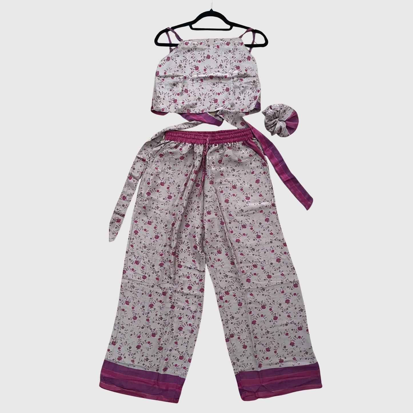 Upcycled Set aus Wickeltop und Palazzo-Hose aus Sari-Stoff in Rosa, Vorderansicht
