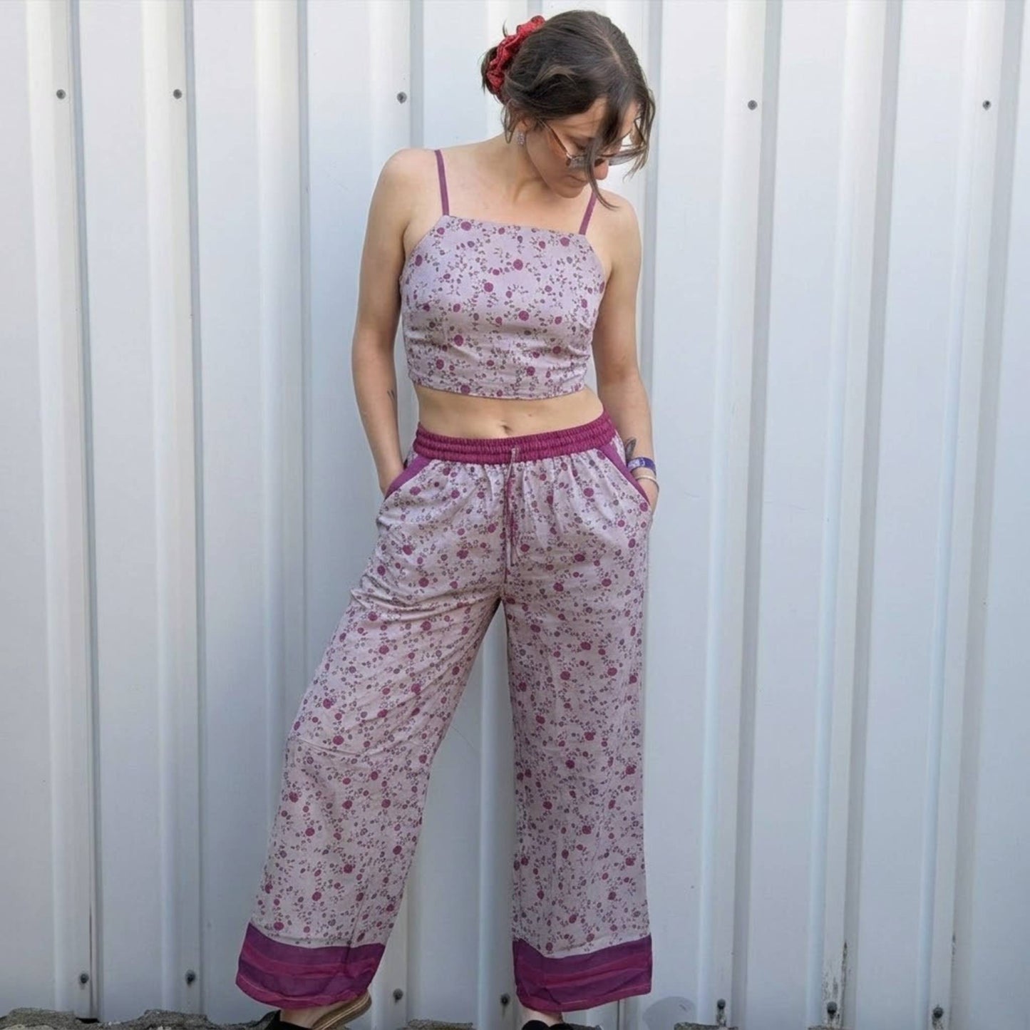 Model trägt Upcycled Set aus Wickeltop und Palazzo-Hose aus Sari-Stoff in Rosa