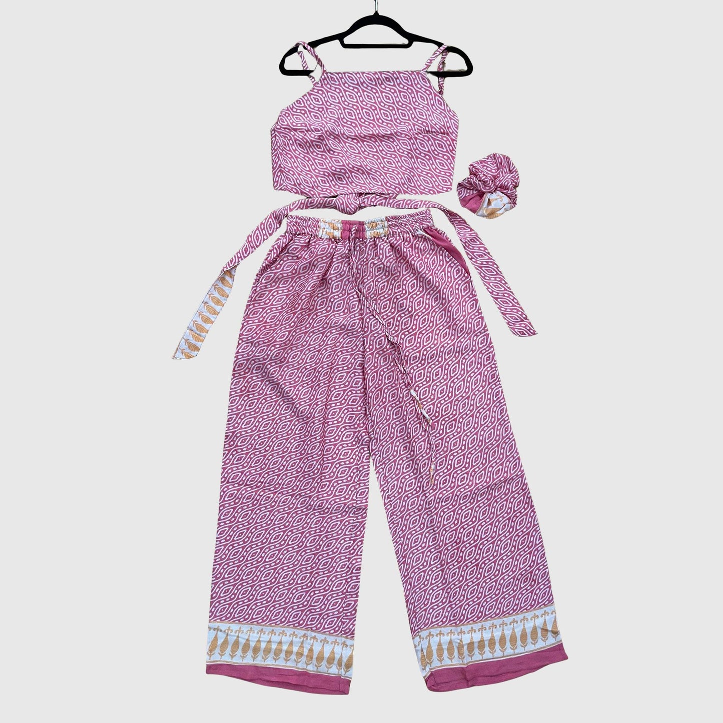 Upcycled Set aus Wickeltop und Palazzo-Hose aus Sari-Stoff in Pink, Vorderansicht