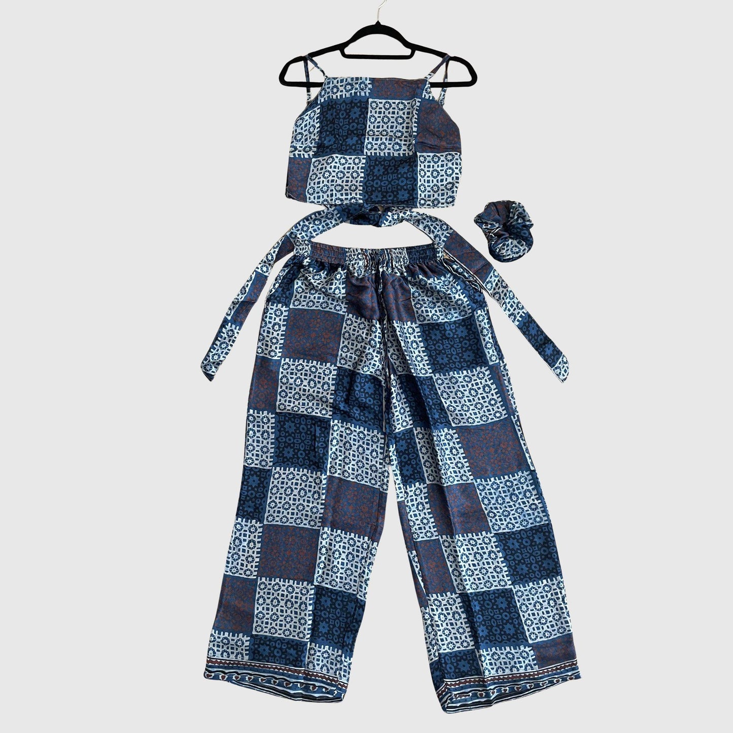 Upcycled Set aus Wickeltop und Palazzo-Hose aus Sari-Stoff in Blau, Vorderansicht