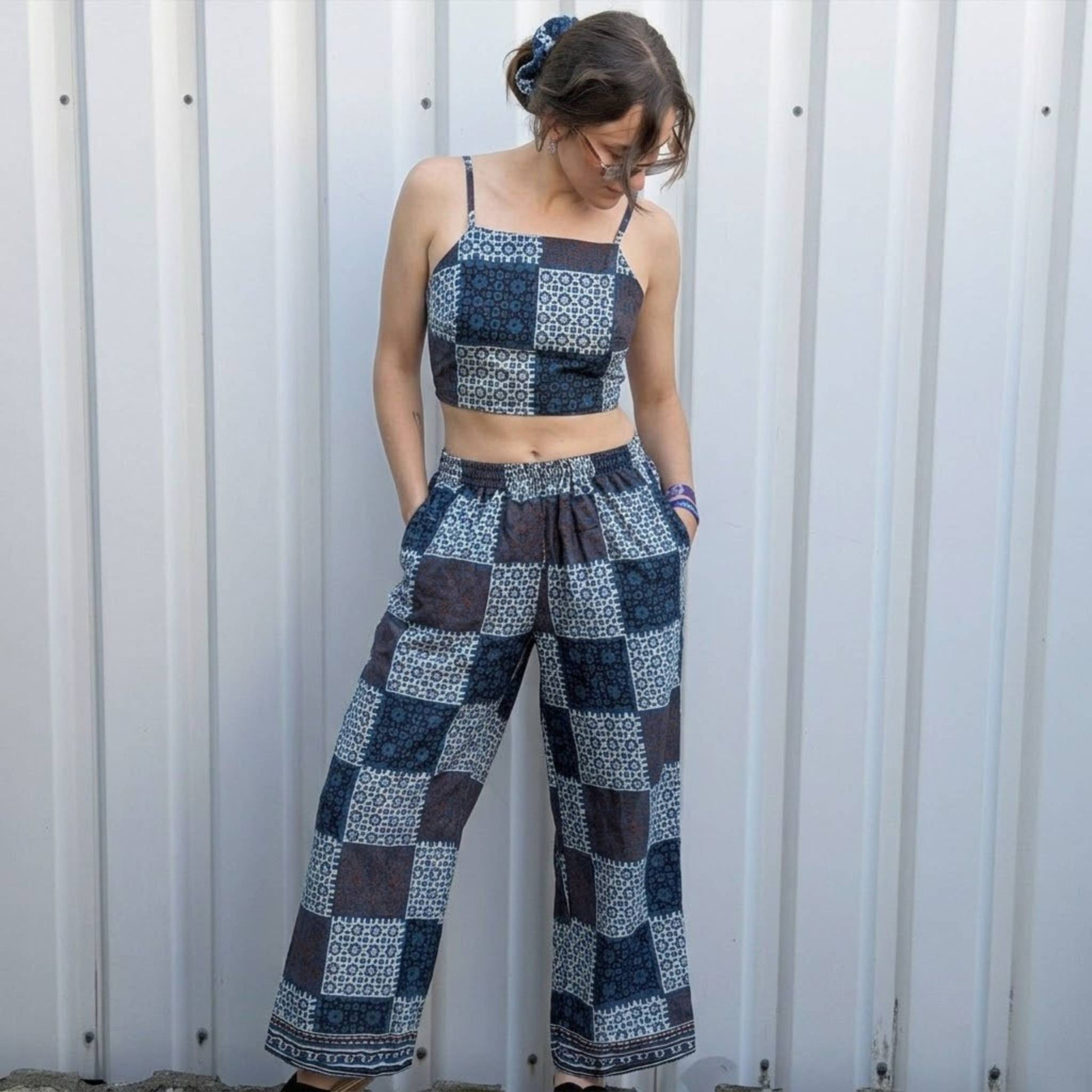 Upcycled Set aus Wickeltop und Palazzo-Hose aus Sari-Stoff in Blau