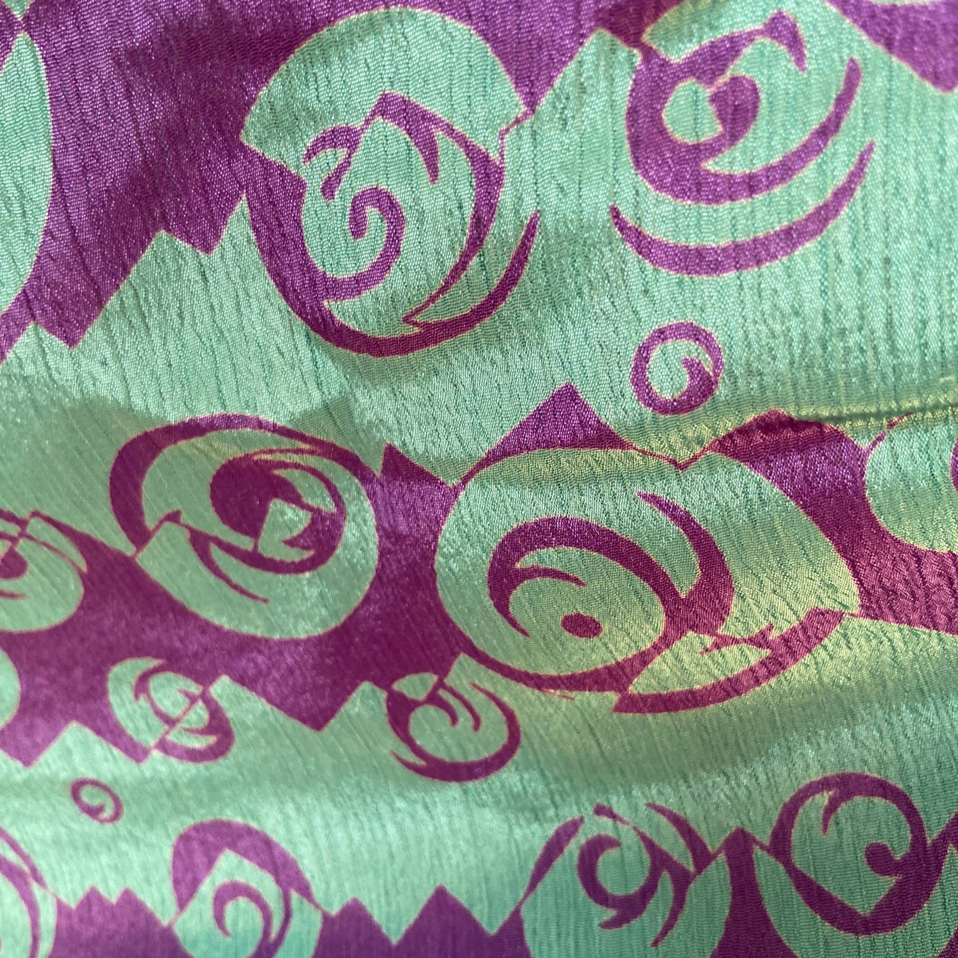 Stoffdetail: upcycelter Sari-Stoff in Grün & Magenta