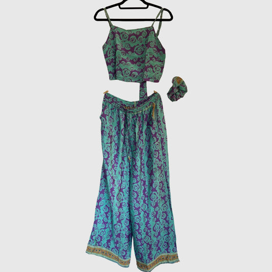 Upcycled Set aus Wickeltop und Palazzo-Hose aus Sari-Stoff in Grün & Magenta, Vorderansicht