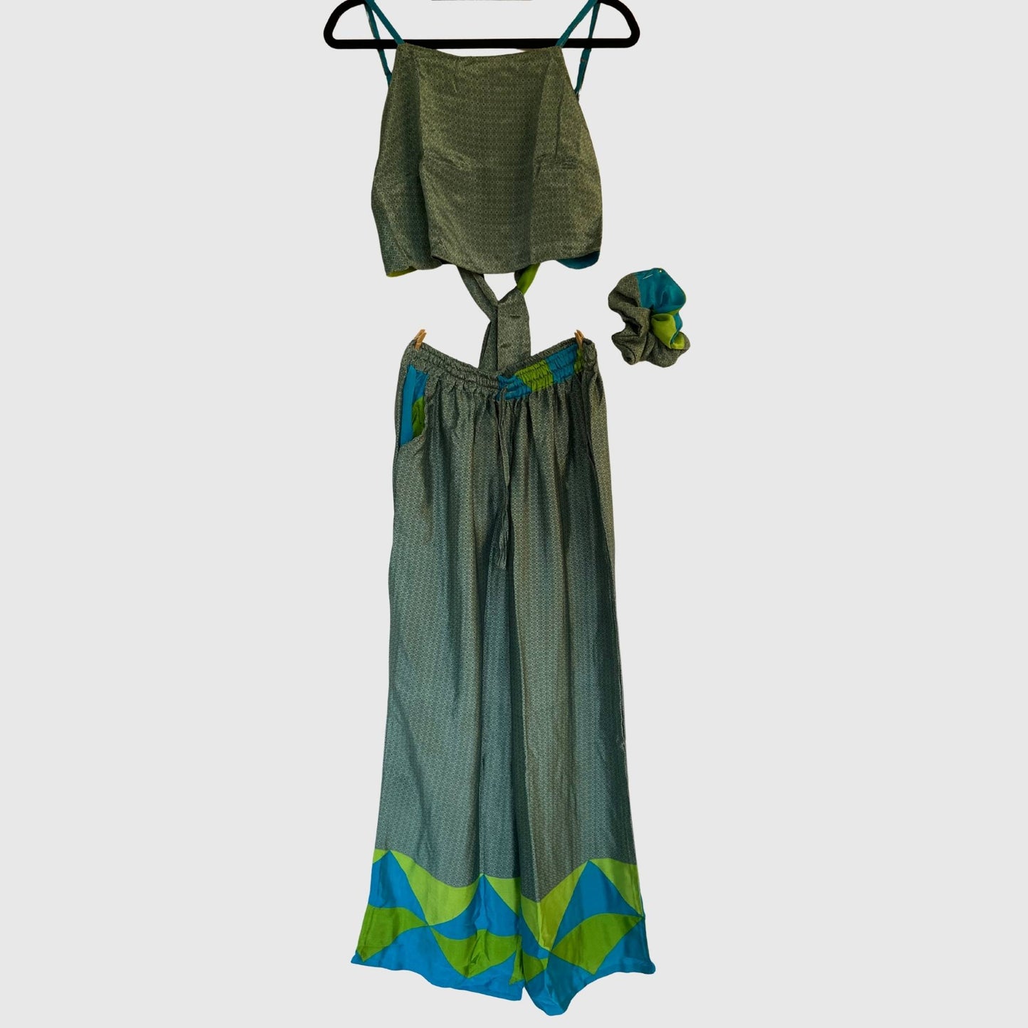 Upcycled Set aus Wickeltop und Palazzo-Hose aus Sari-Stoff in Grau & Türkis, Vorderansicht
