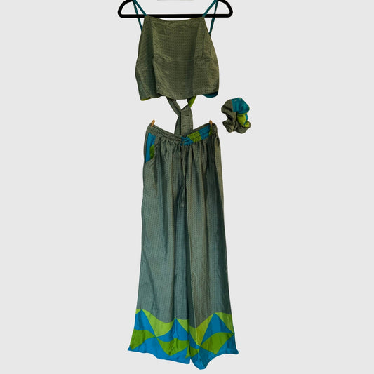Upcycled Set aus Wickeltop und Palazzo-Hose aus Sari-Stoff in Grau & Türkis, Vorderansicht