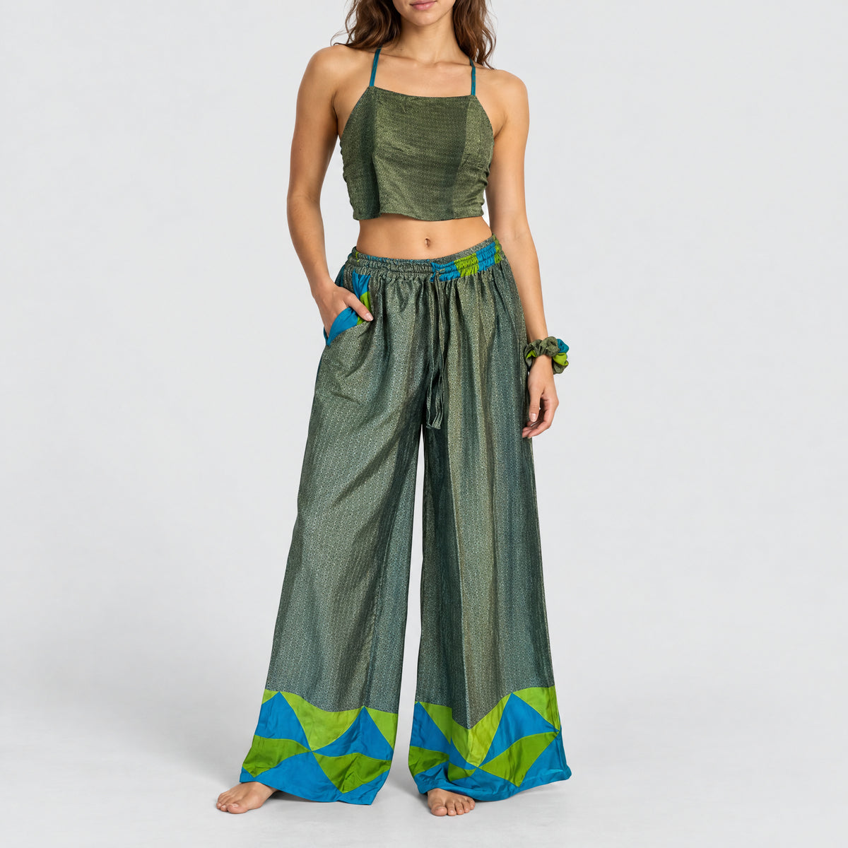 Model trägt Upcycled Set aus Wickeltop und Palazzo-Hose aus Sari-Stoff in Grau & Türkis
