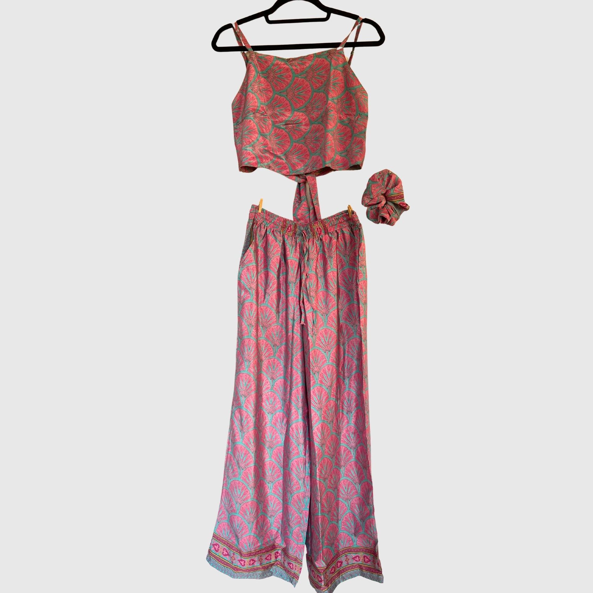 Upcycled Set aus Wickeltop und Palazzo-Hose aus Sari-Stoff in Rosa & Türkis, Vorderansicht