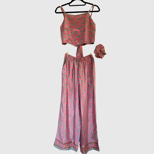 Upcycled Set aus Wickeltop und Palazzo-Hose aus Sari-Stoff in Rosa & Türkis, Vorderansicht