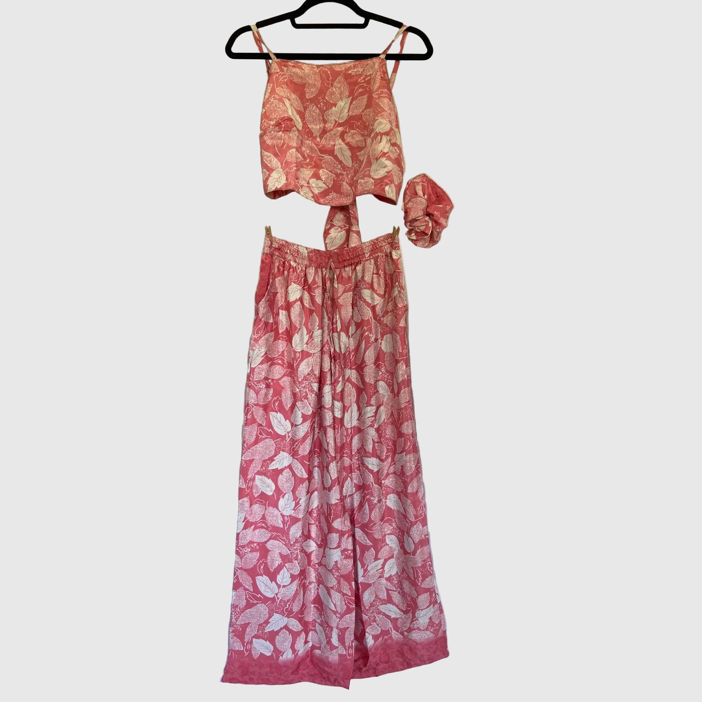 Upcycled Set aus Wickeltop und Palazzo-Hose aus Sari-Stoff in Rosa & Rot, Vorderansicht