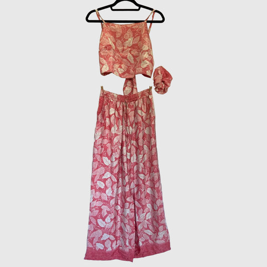 Upcycled Set aus Wickeltop und Palazzo-Hose aus Sari-Stoff in Rosa & Rot, Vorderansicht