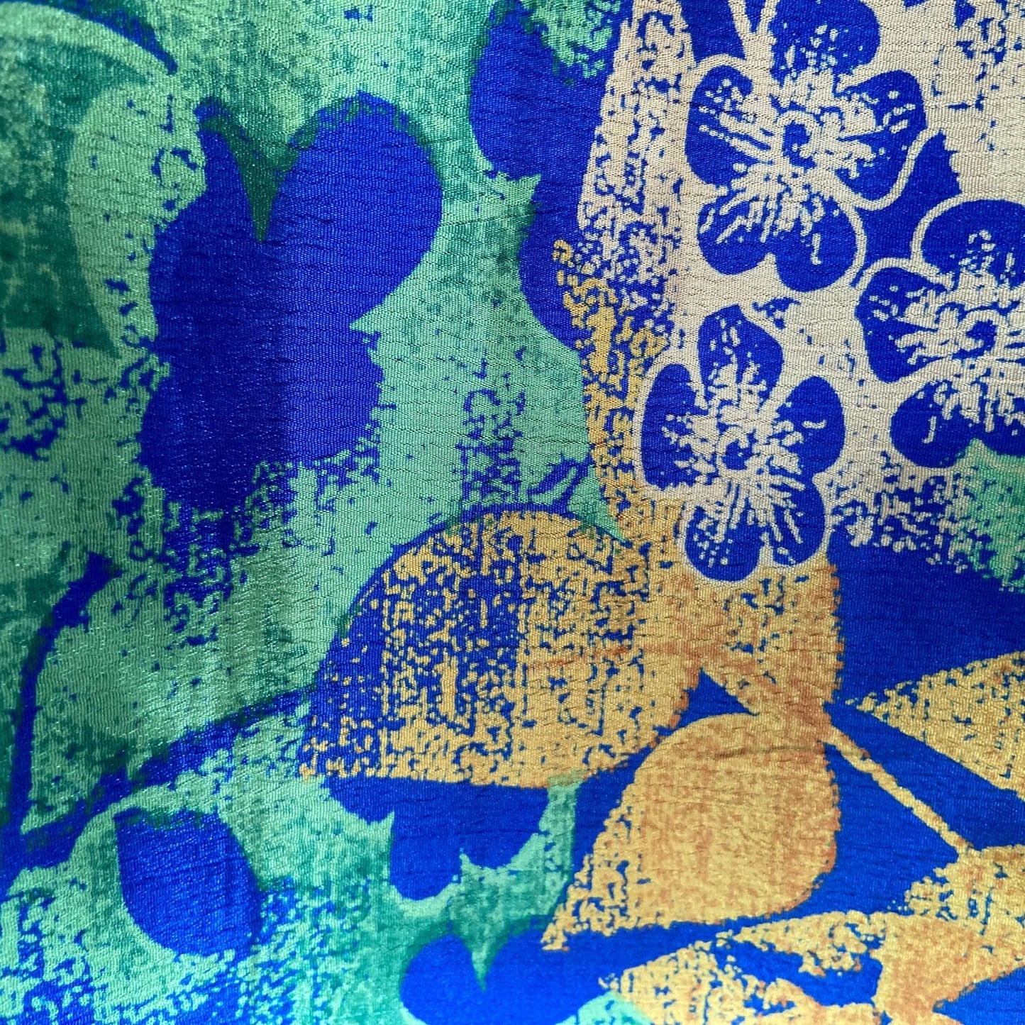 Stoffdetail: upcycelter Sari-Stoff in Blau & Türkis