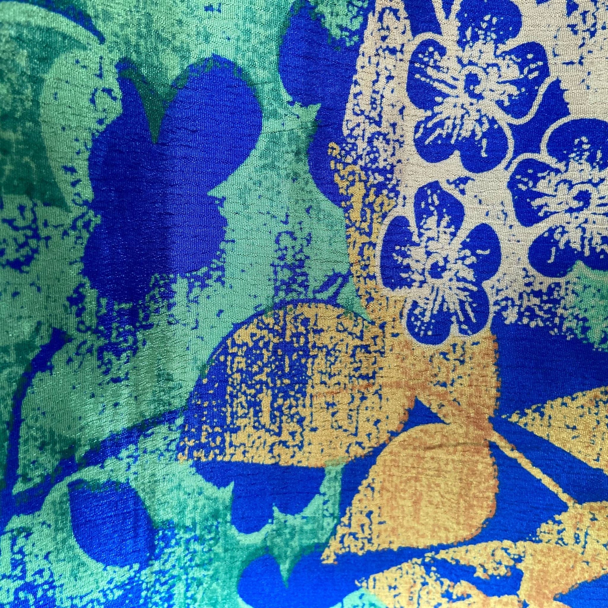 Stoffdetail: upcycelter Sari-Stoff in Blau & Türkis