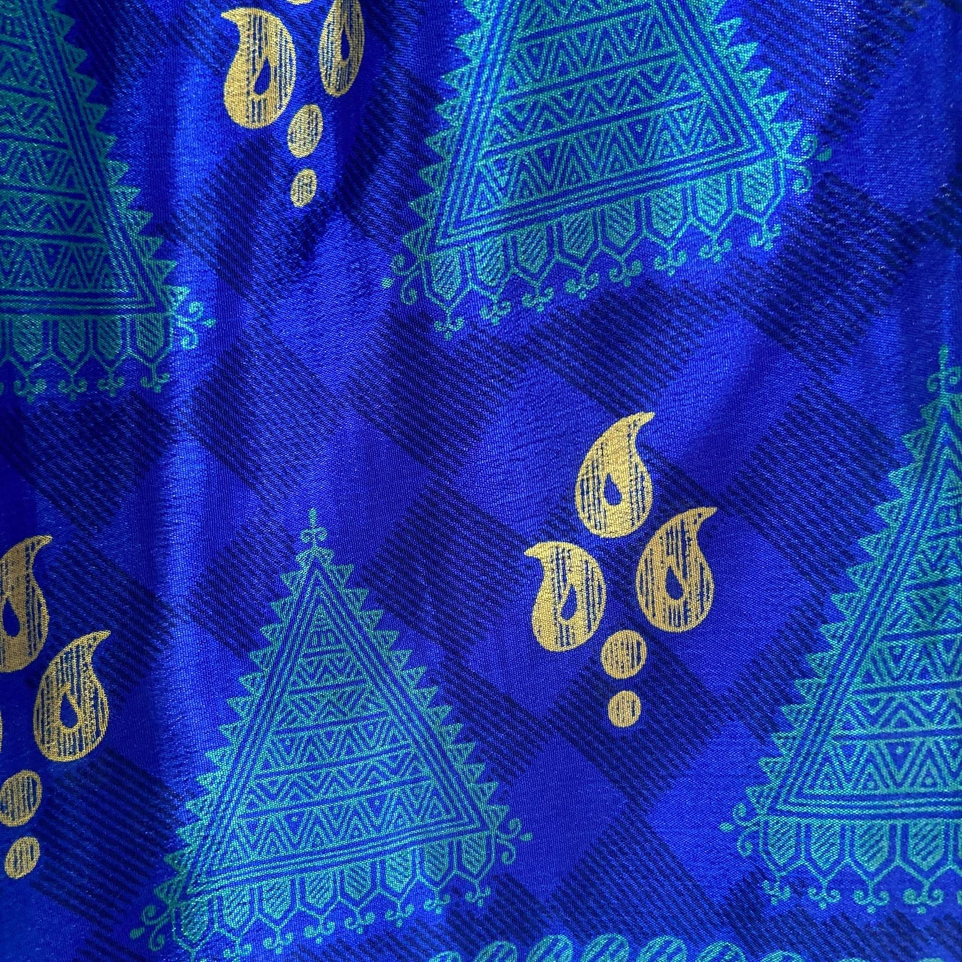 Stoffdetail: upcycelter Sari-Stoff in Blau