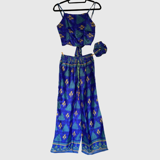 Upcycled Set aus Wickeltop und Palazzo-Hose aus Sari-Stoff in Blau, Vorderansicht