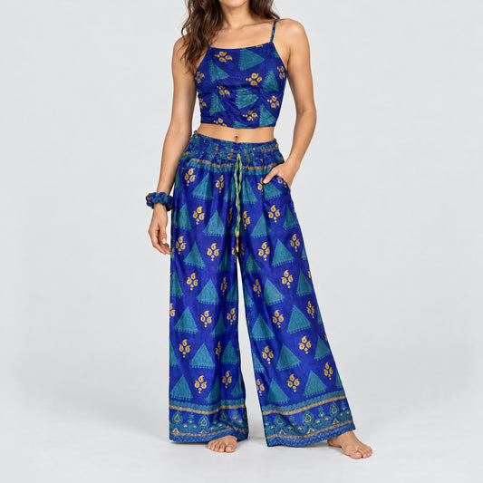 Model trägt Upcycled Set aus Wickeltop und Palazzo-Hose aus Sari-Stoff in Blau
