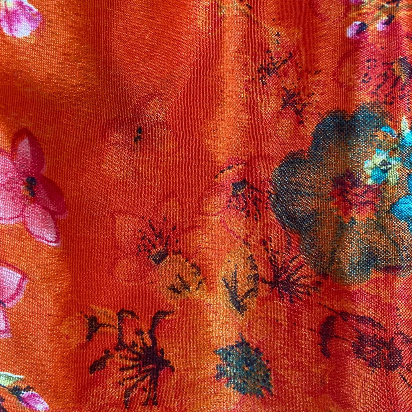 Stoffdetail: upcycelter Sari-Stoff in Rot & Orange
