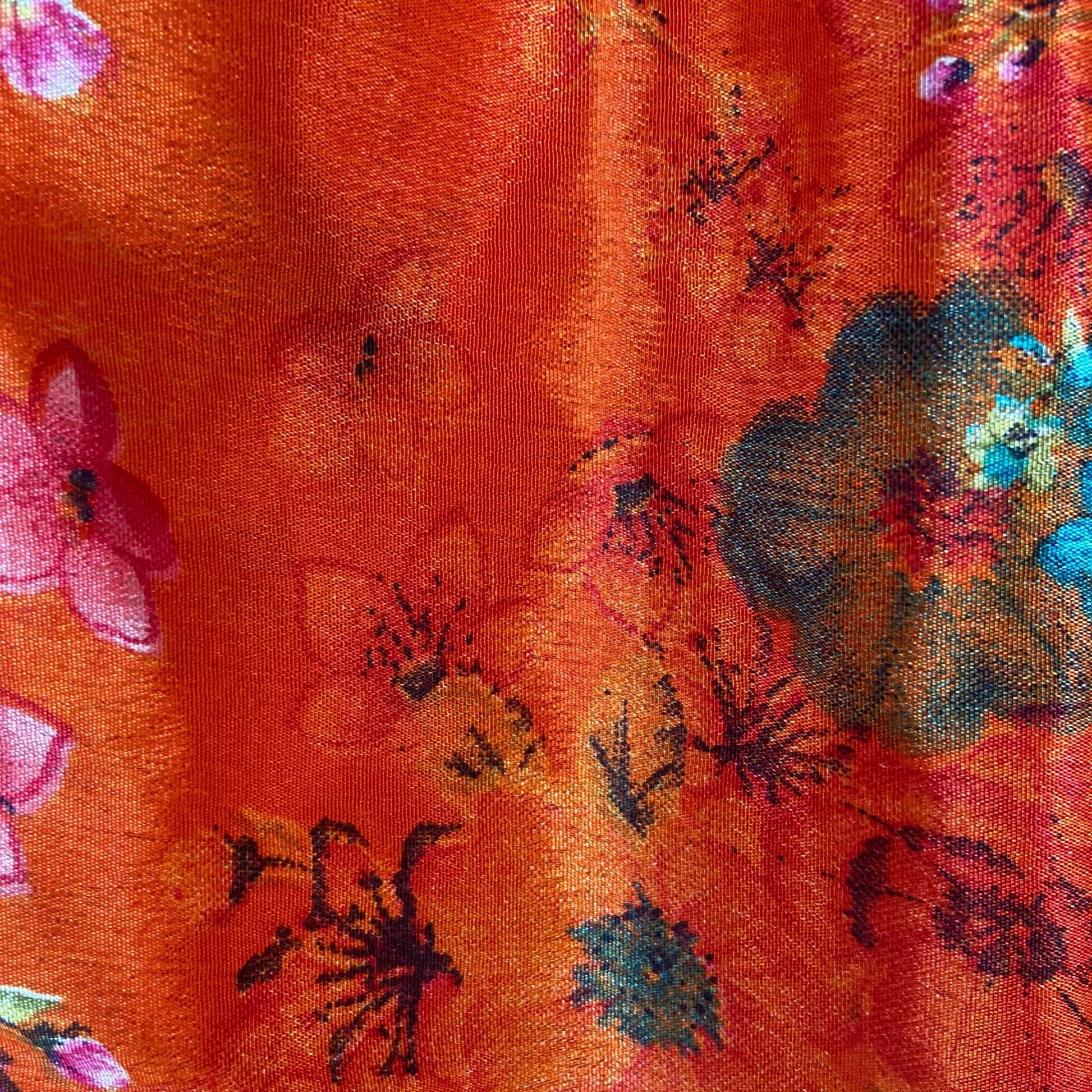 Stoffdetail: upcycelter Sari-Stoff in Rot & Orange