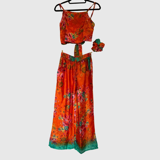 Upcycled Set aus Wickeltop und Palazzo-Hose aus Sari-Stoff in Rot & Orange, Vorderansicht