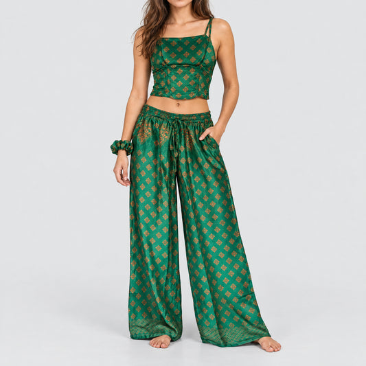 Model trägt Upcycled Set aus Wickeltop und Palazzo-Hose aus Sari-Stoff in Türkis