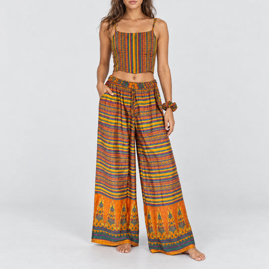 Model trägt Upcycled Set aus Wickeltop und Palazzo-Hose aus Sari-Stoff in Bunt
