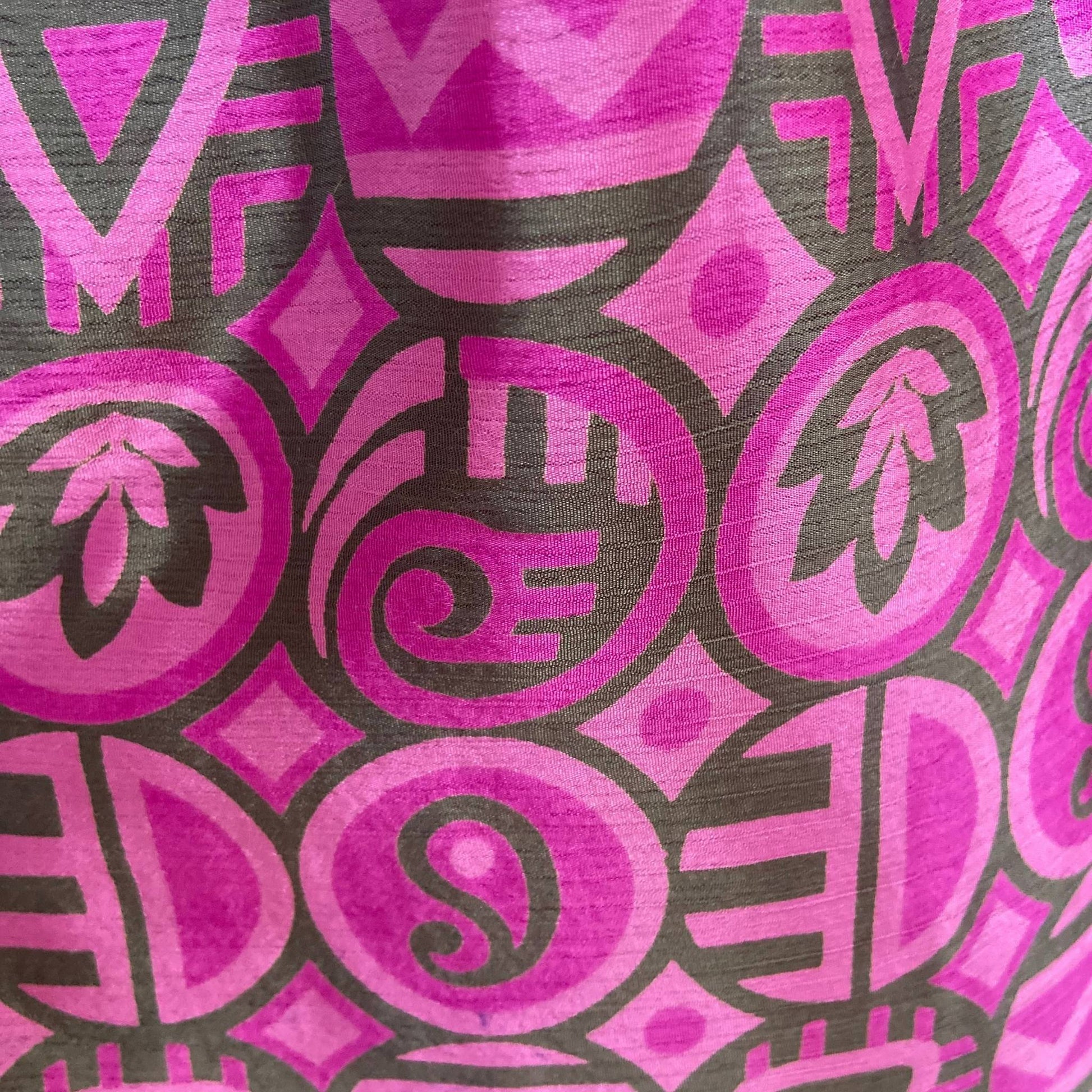 Stoffdetail: upcycelter Sari-Stoff in Magenta