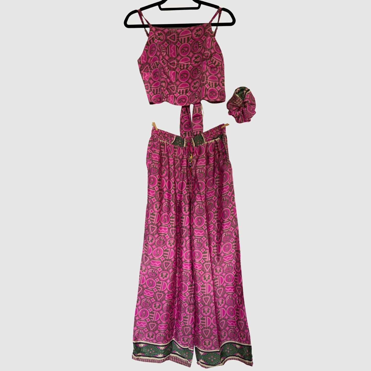 Upcycled Set aus Wickeltop und Palazzo-Hose aus Sari-Stoff in Magenta, Vorderansicht