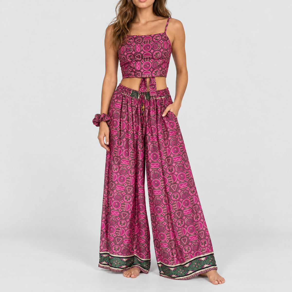 Model trägt Upcycled Set aus Wickeltop und Palazzo-Hose aus Sari-Stoff in Magenta