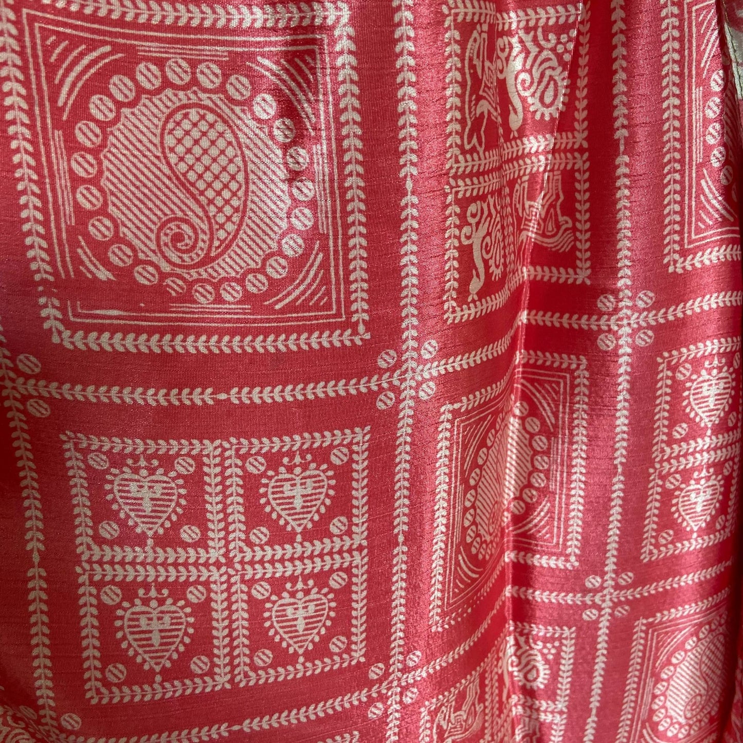 Stoffdetail: upcycelter Sari-Stoff in Rot & Rosa